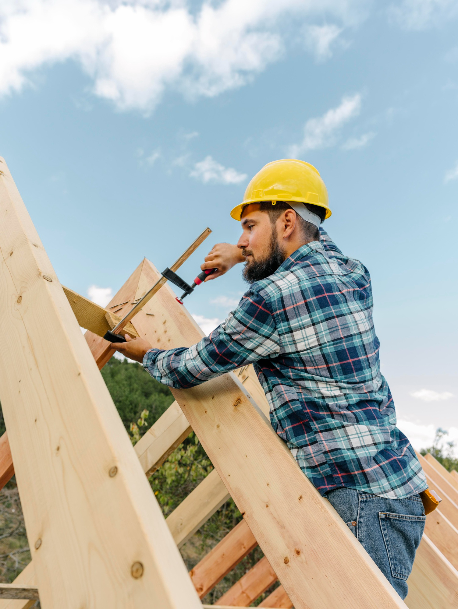 trabajador-casco-construyendo-techo-casa