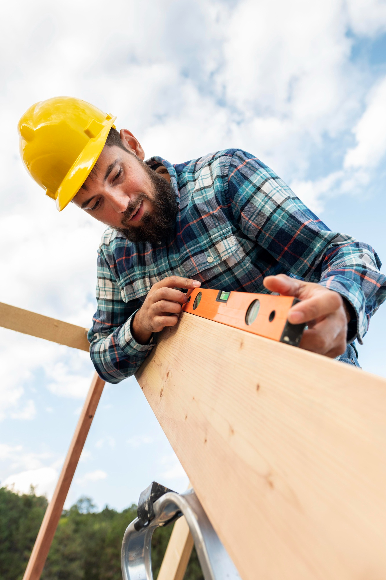 trabajador-casco-control-nivel-madera-techo