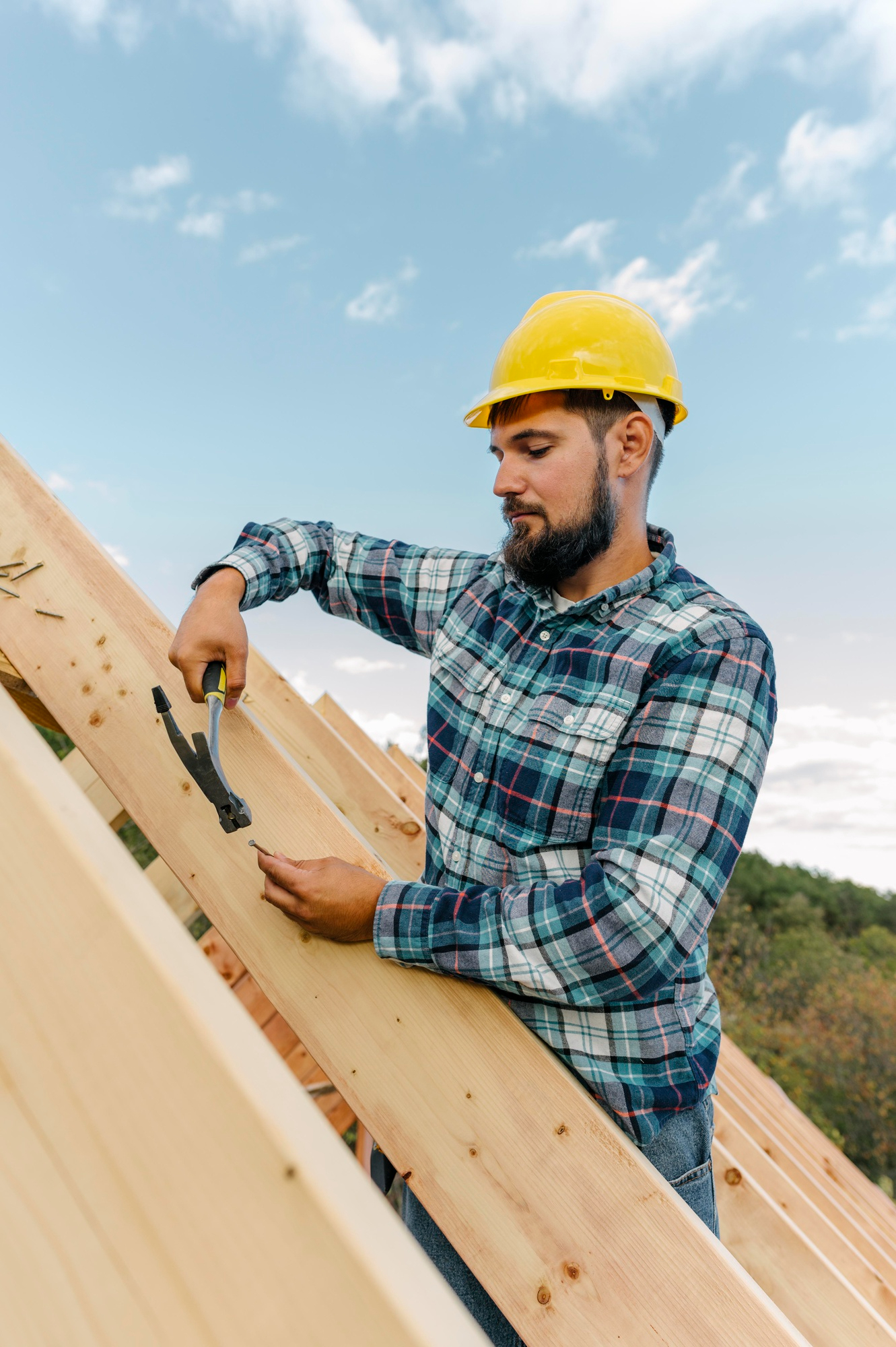 trabajador-construyendo-techo-casa